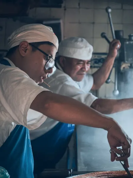 Deux cuisiniers au travail dans une cuisine professionnelle